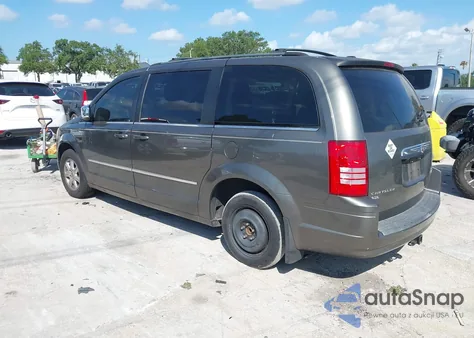 2010 Chrysler Town & Country Touring Plus z USA, uszkodzony, nr VIN 2A4RR8DX1AR361211